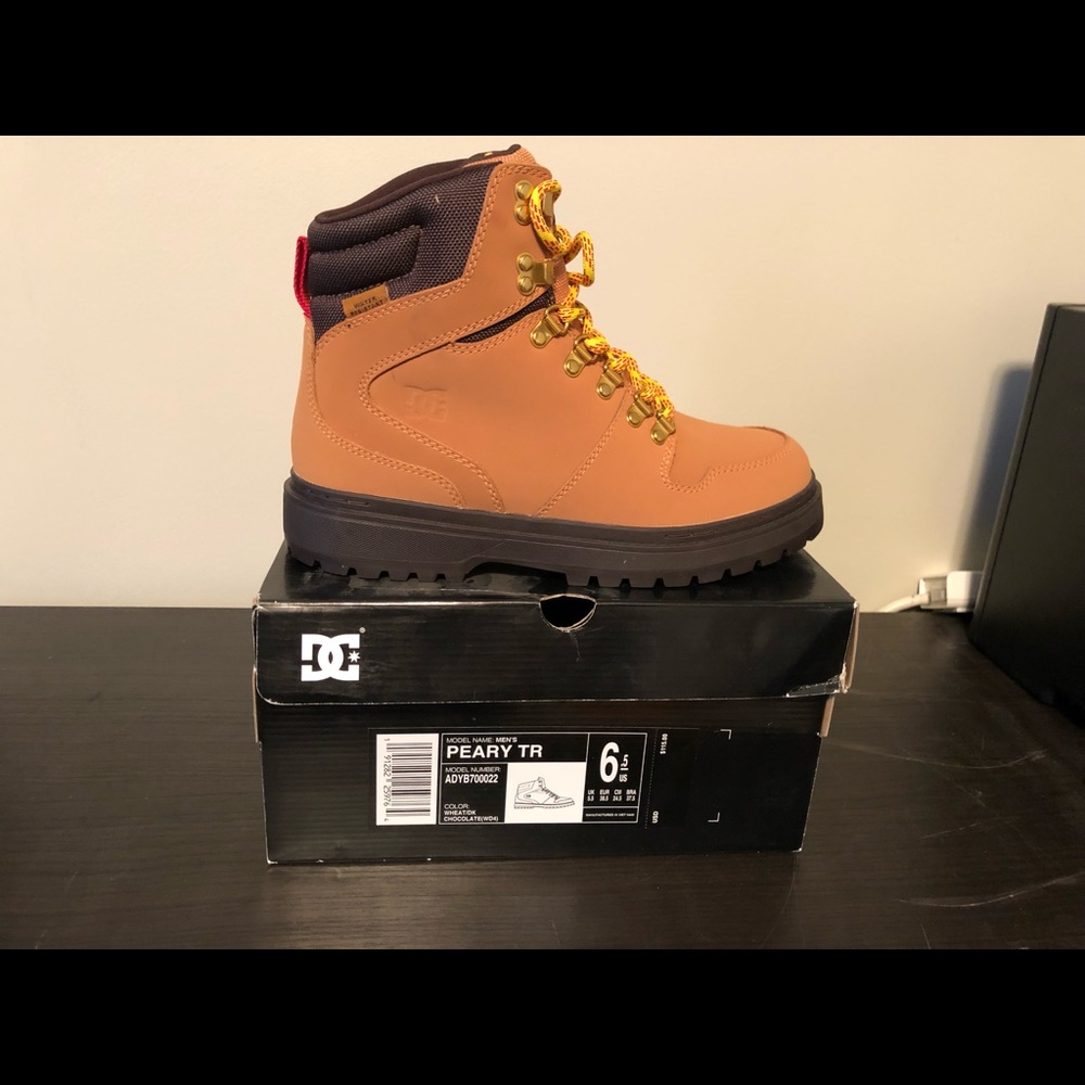 DC Peary men’s size 6.5 new in box